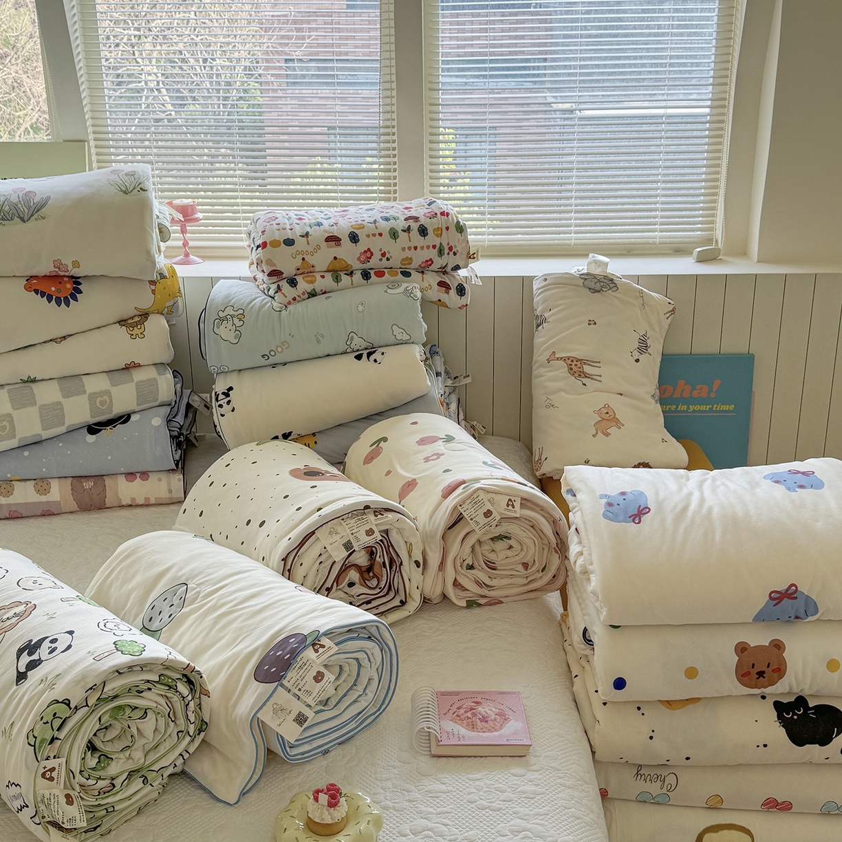 91家纺网 家纺一手货源 找家纺 咏绒家纺工厂店 厂家直销网销爆款花型永不断货2025春夏新款A类牛奶针织棉大豆夏被（长期款） 组合图仅供参考