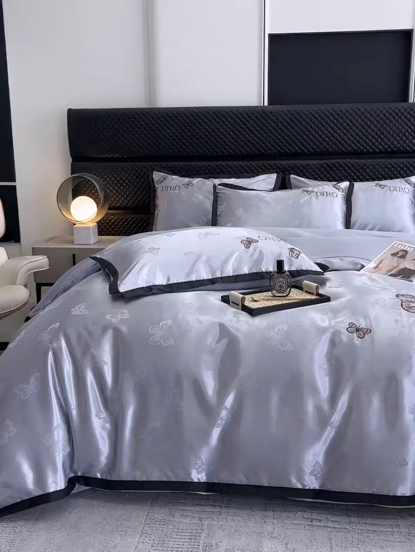 91家纺网 家纺一手货源 找家纺 金牛座家纺 2026新款贡缎亮丝提花刺绣四件套-蝶韵 蝶韵-浅灰