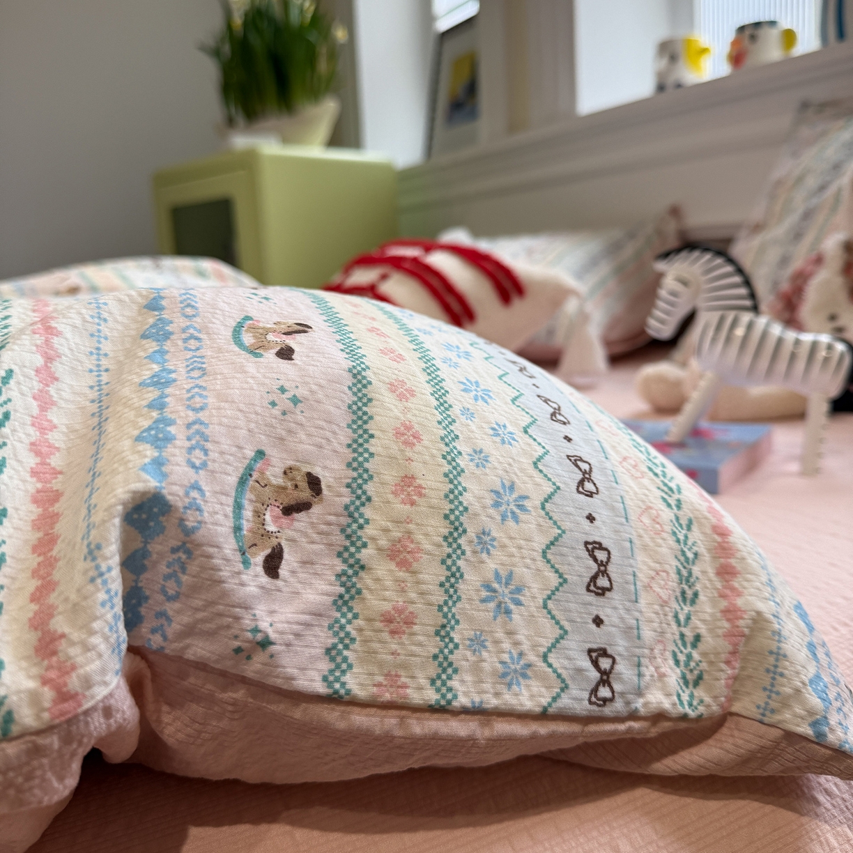 91家纺网 家纺一手货源 找家纺 盼季家纺 2026新款简单款105g泡芙棉印花四件套-费尔岛 费尔岛系列-马里奥粉