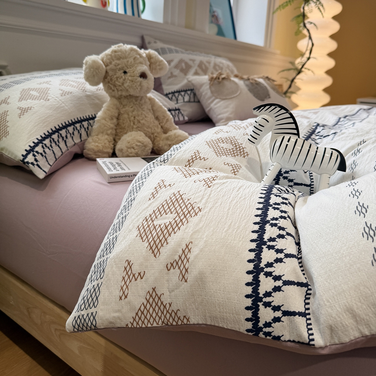 91家纺网 家纺一手货源 找家纺 盼季家纺 2026新款简单款105g泡芙棉印花四件套-费尔岛 费尔岛系列-米基亚