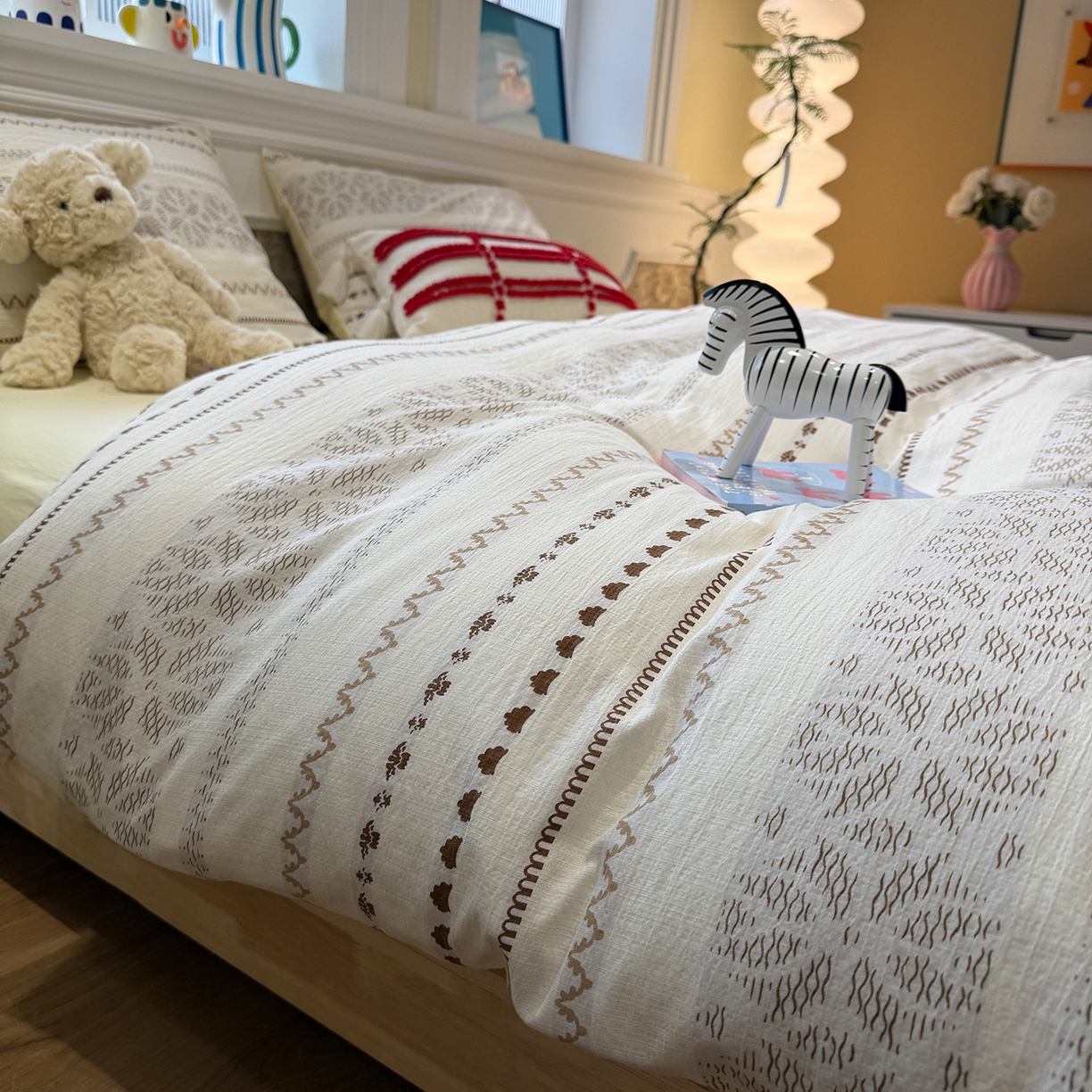 91家纺网 家纺一手货源 找家纺 盼季家纺 2026新款简单款105g泡芙棉印花四件套-费尔岛 费尔岛系列-多米诺