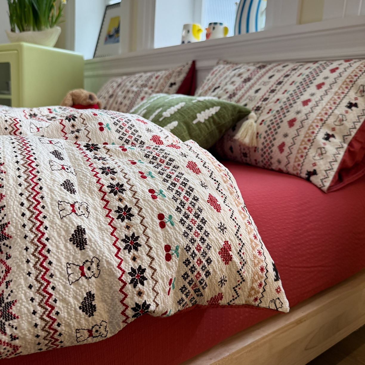 91家纺网 家纺一手货源 找家纺 盼季家纺 2026新款简单款105g泡芙棉印花四件套-费尔岛 费尔岛系列-酱子狗