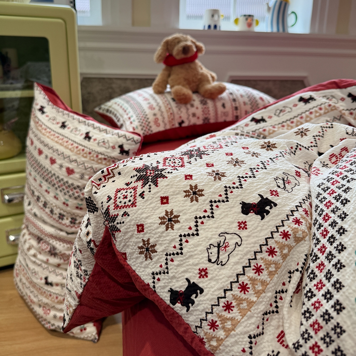 91家纺网 家纺一手货源 找家纺 盼季家纺 2026新款简单款105g泡芙棉印花四件套-费尔岛 费尔岛系列-酱子狗