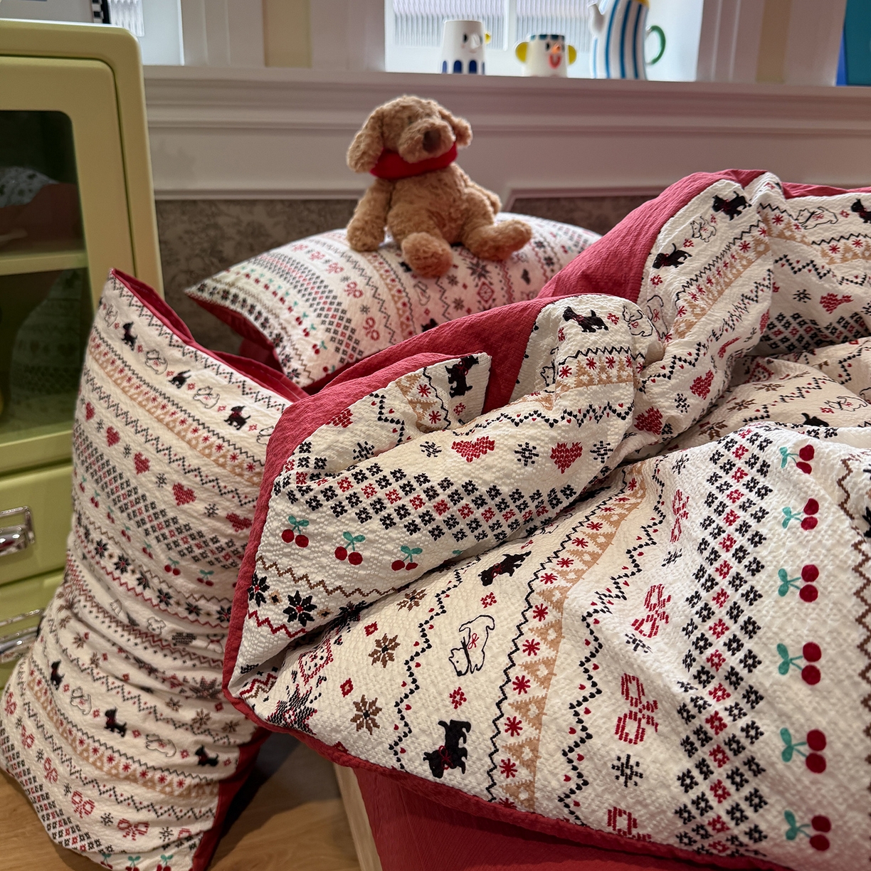 91家纺网 家纺一手货源 找家纺 盼季家纺 2026新款简单款105g泡芙棉印花四件套-费尔岛 费尔岛系列-酱子狗