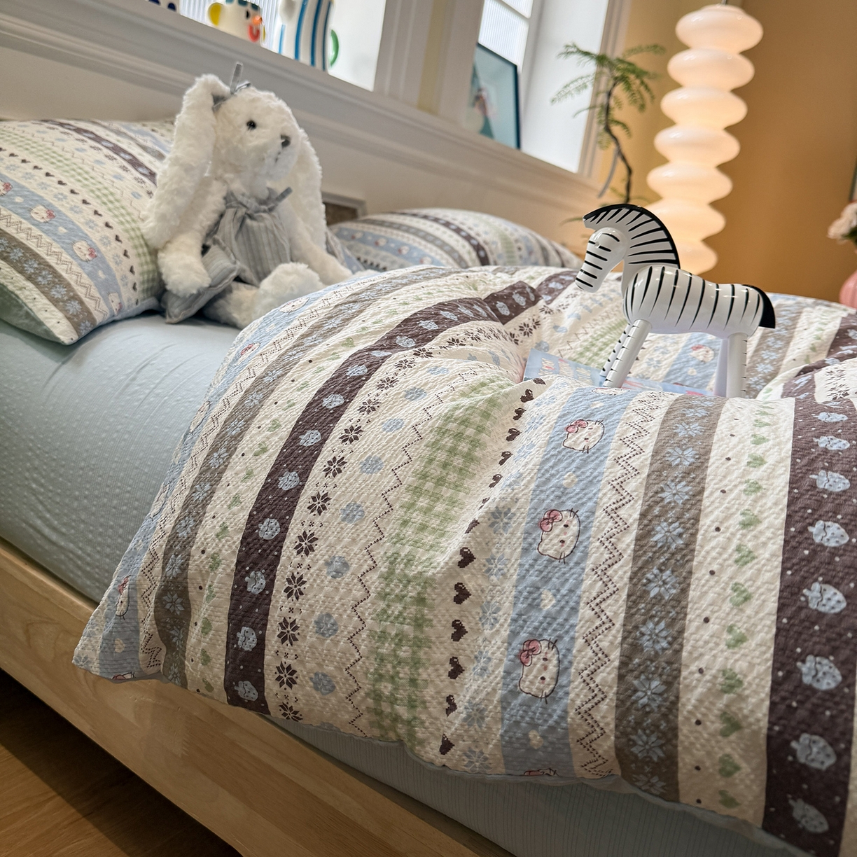 91家纺网 家纺一手货源 找家纺 盼季家纺 2026新款简单款105g泡芙棉印花四件套-费尔岛 费尔岛系列-喵喵