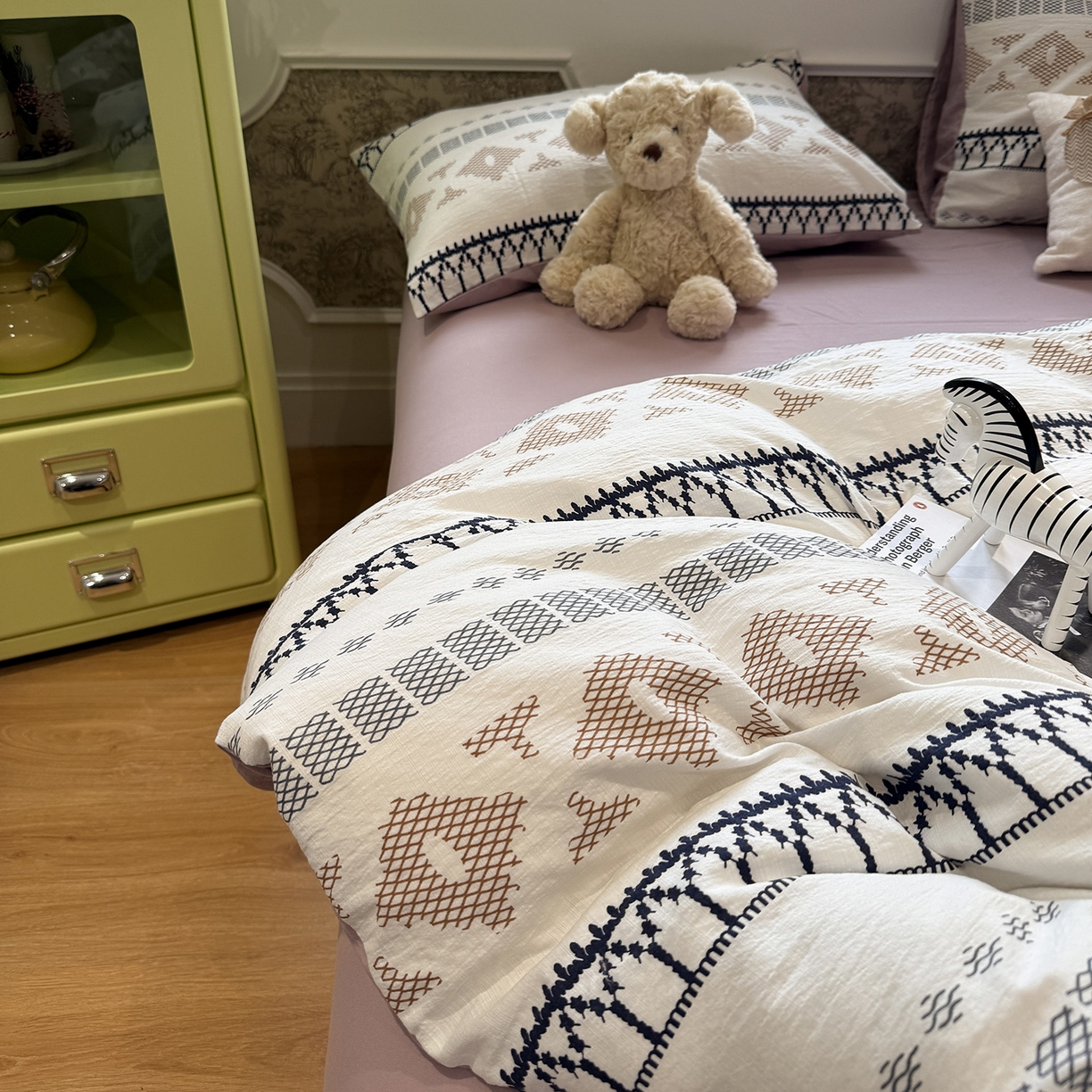 91家纺网 家纺一手货源 找家纺 盼季家纺 2026新款简单款105g泡芙棉印花四件套-费尔岛 费尔岛系列-米基亚