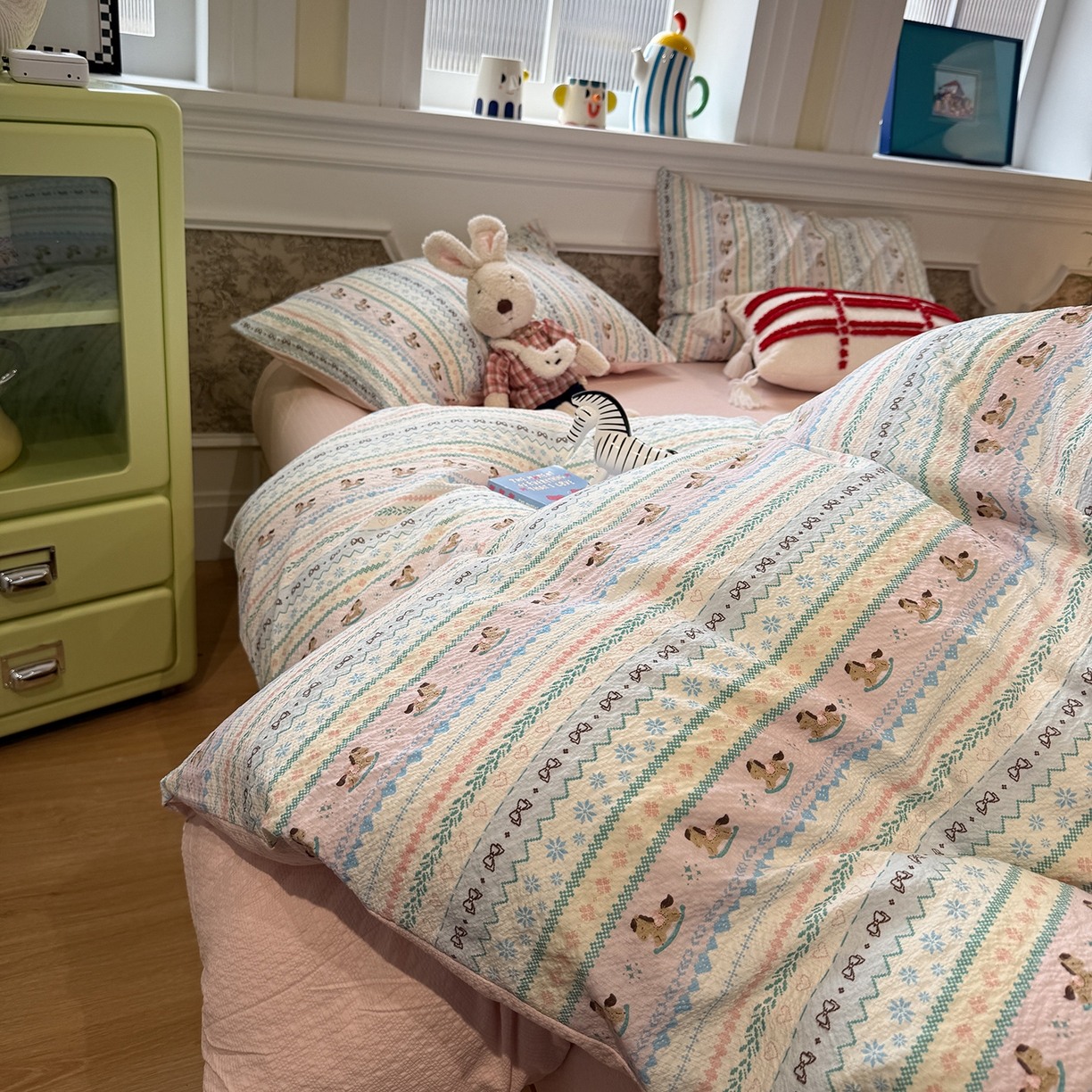 91家纺网 家纺一手货源 找家纺 盼季家纺 2026新款简单款105g泡芙棉印花四件套-费尔岛 费尔岛系列-马里奥粉