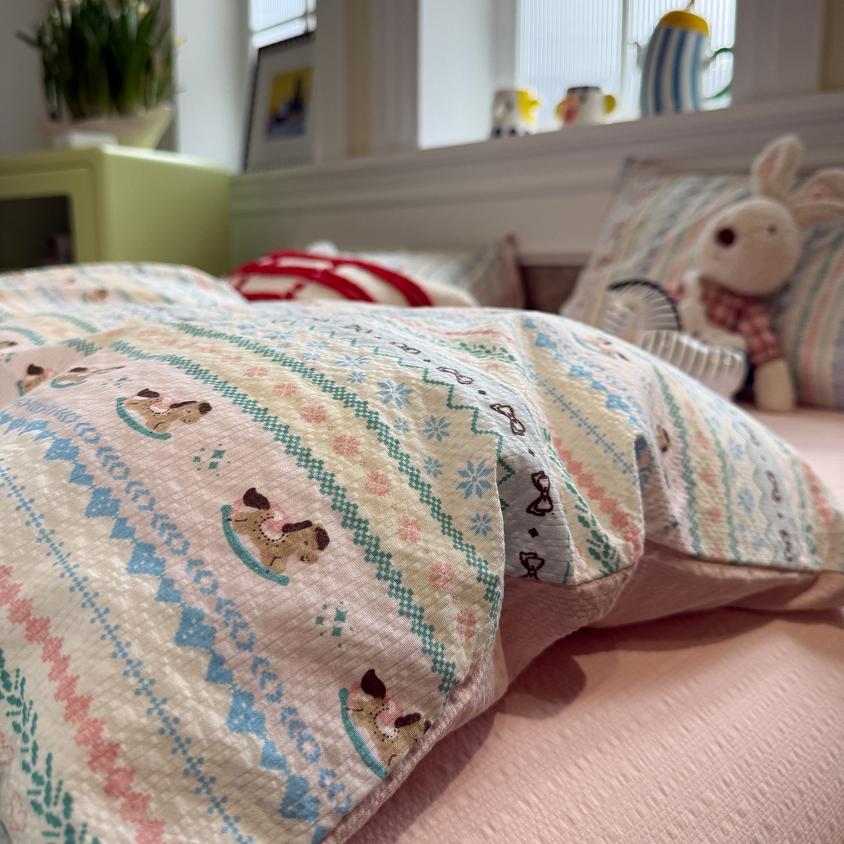 91家纺网 家纺一手货源 找家纺 盼季家纺 2026新款简单款105g泡芙棉印花四件套-费尔岛 费尔岛系列-马里奥粉