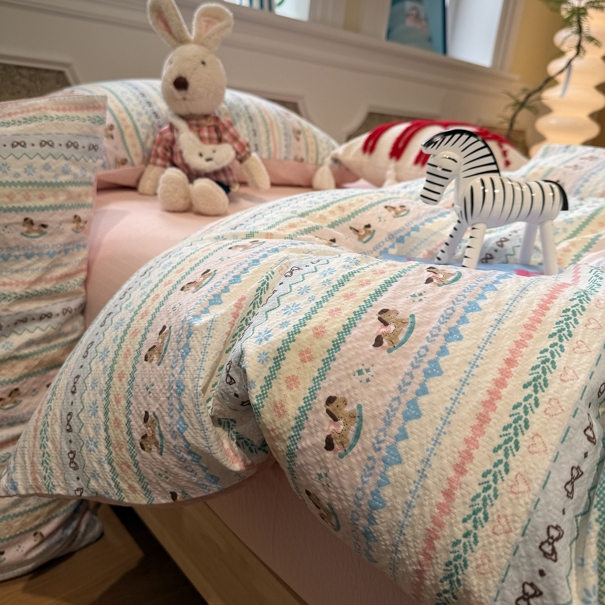 91家纺网 家纺一手货源 找家纺 盼季家纺 2026新款简单款105g泡芙棉印花四件套-费尔岛 费尔岛系列-马里奥粉