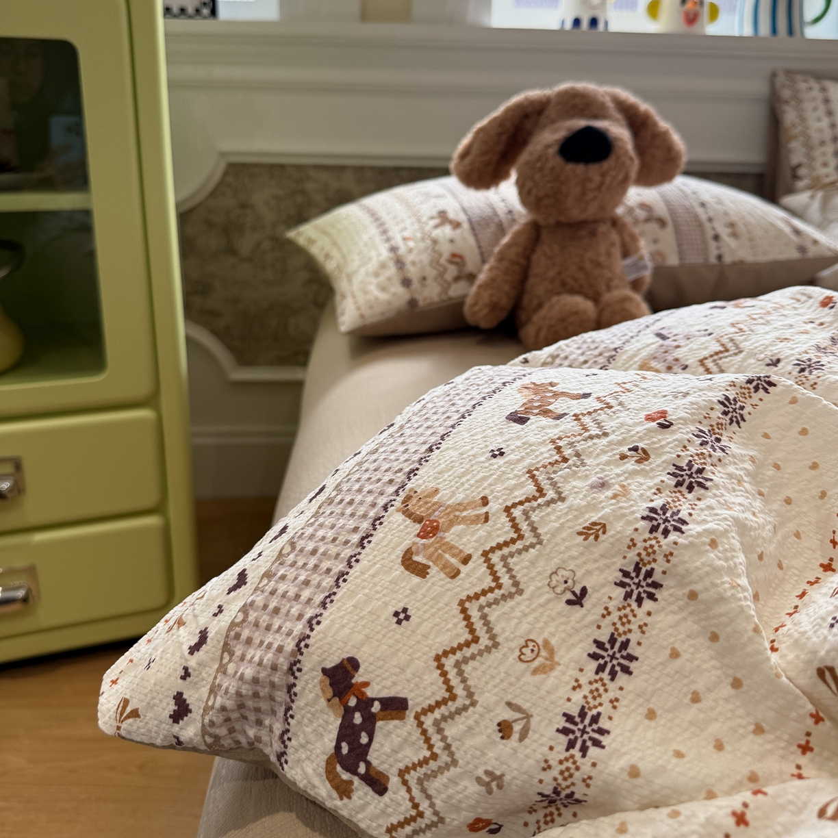 91家纺网 家纺一手货源 找家纺 盼季家纺 2026新款简单款105g泡芙棉印花四件套-费尔岛 费尔岛系列-小马吉