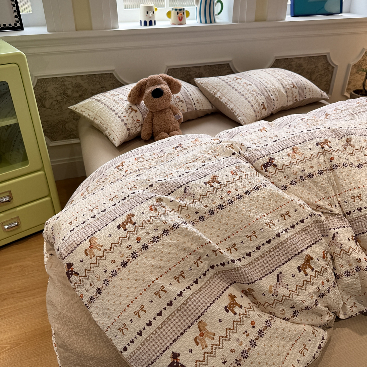 91家纺网 家纺一手货源 找家纺 盼季家纺 2026新款简单款105g泡芙棉印花四件套-费尔岛 费尔岛系列-小马吉