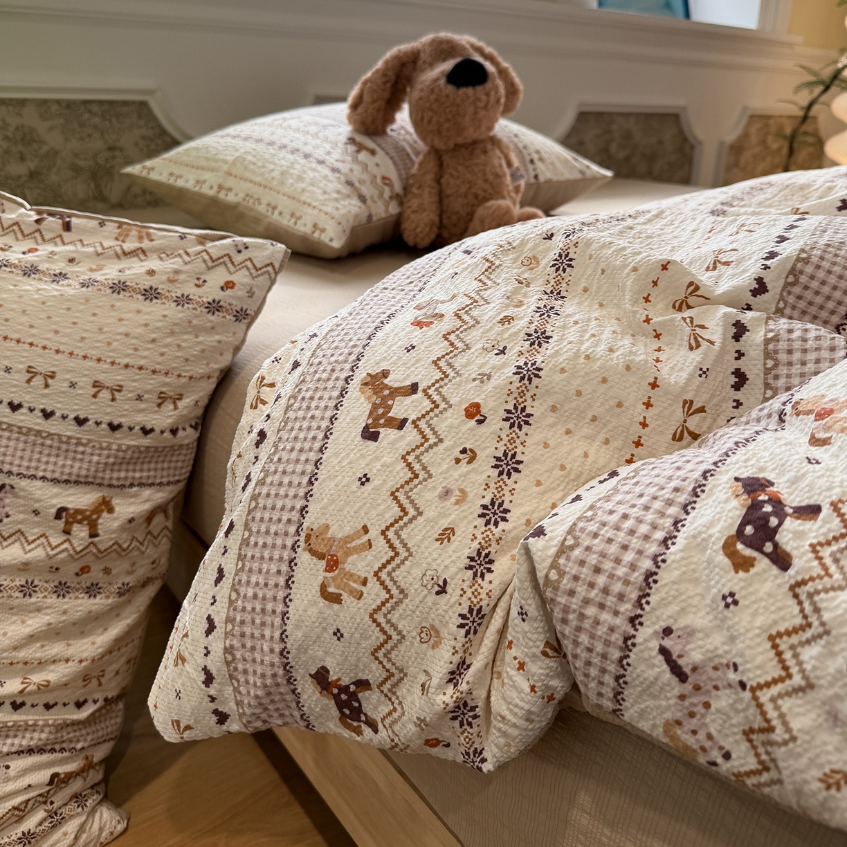 91家纺网 家纺一手货源 找家纺 盼季家纺 2026新款简单款105g泡芙棉印花四件套-费尔岛 费尔岛系列-小马吉