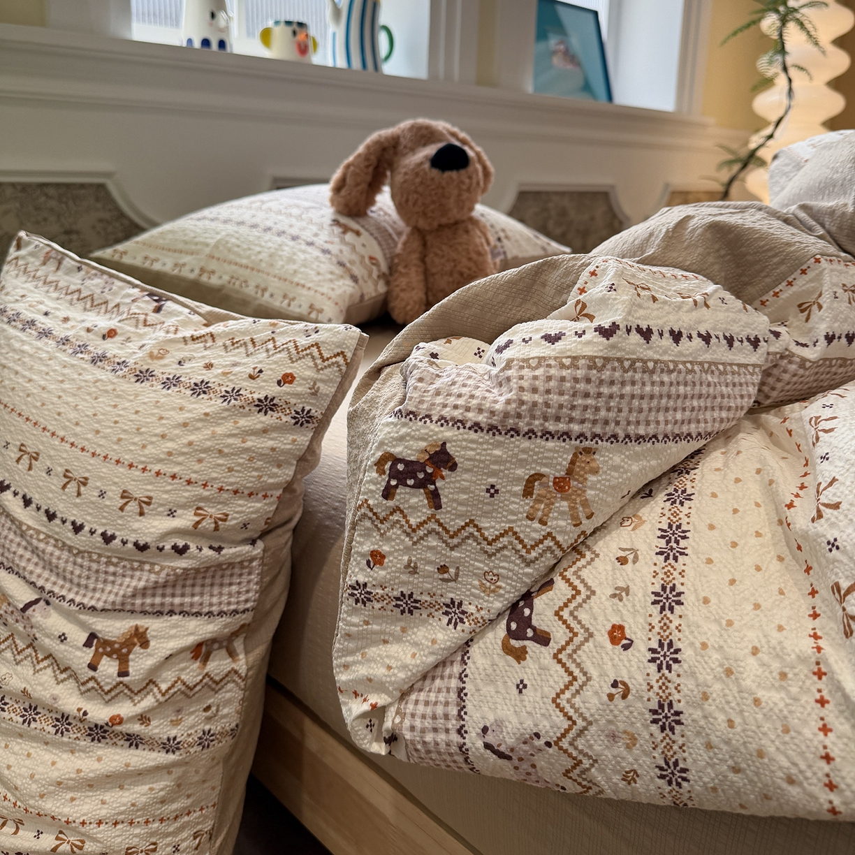 91家纺网 家纺一手货源 找家纺 盼季家纺 2026新款简单款105g泡芙棉印花四件套-费尔岛 费尔岛系列-小马吉