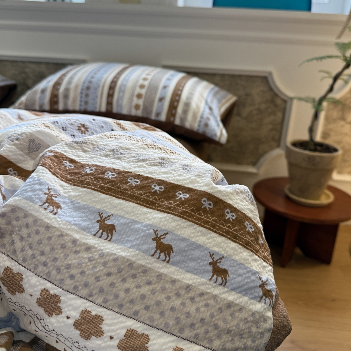 91家纺网 家纺一手货源 找家纺 盼季家纺 2026新款简单款105g泡芙棉印花四件套-费尔岛 费尔岛系列-晴空小狗