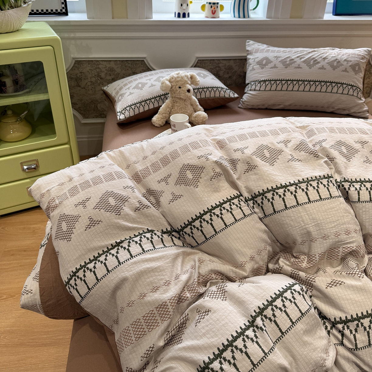 91家纺网 家纺一手货源 找家纺 盼季家纺 2026新款简单款105g泡芙棉印花四件套-费尔岛 费尔岛系列-米亚朵