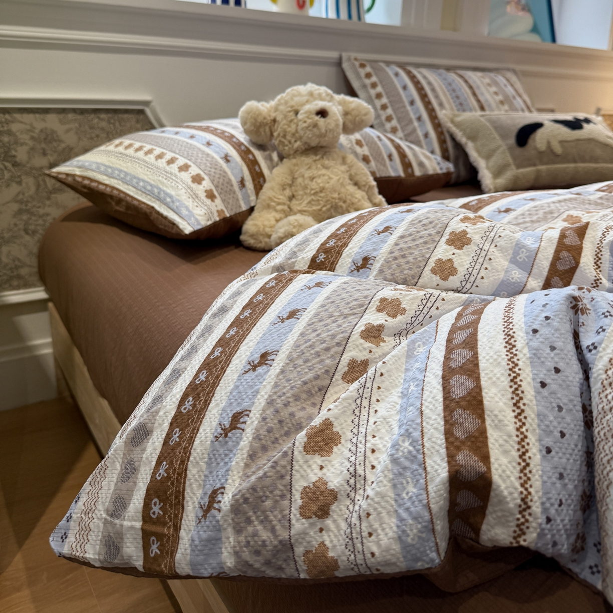 91家纺网 家纺一手货源 找家纺 盼季家纺 2026新款简单款105g泡芙棉印花四件套-费尔岛 费尔岛系列-晴空小狗