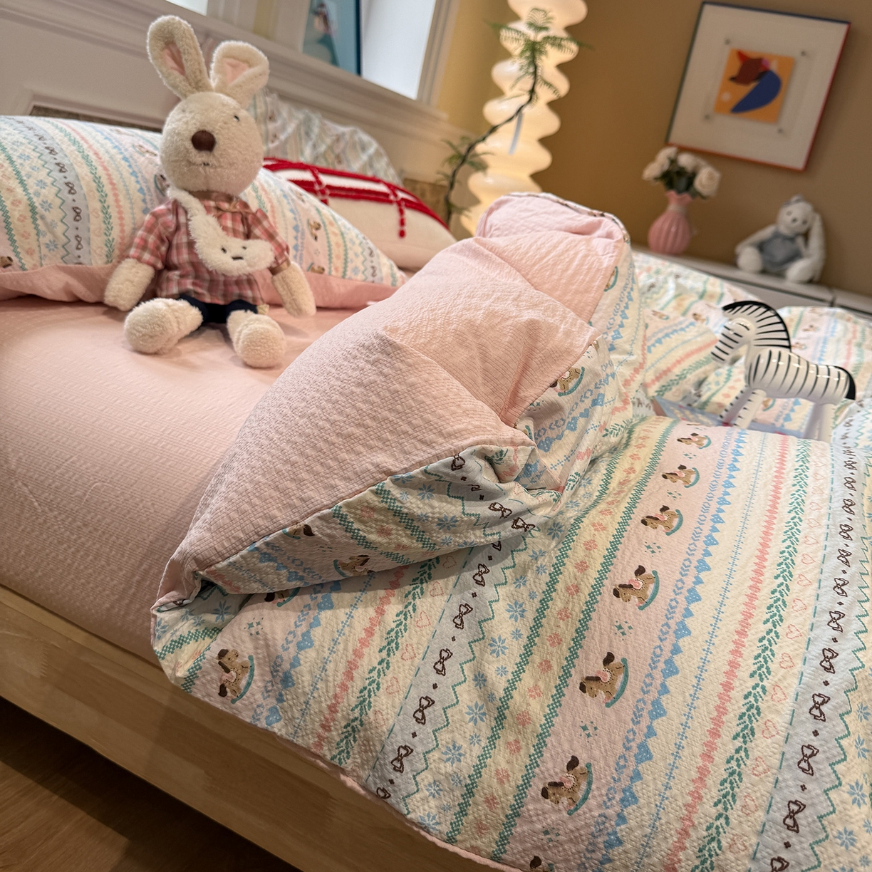 91家纺网 家纺一手货源 找家纺 盼季家纺 2026新款简单款105g泡芙棉印花四件套-费尔岛 费尔岛系列-马里奥粉