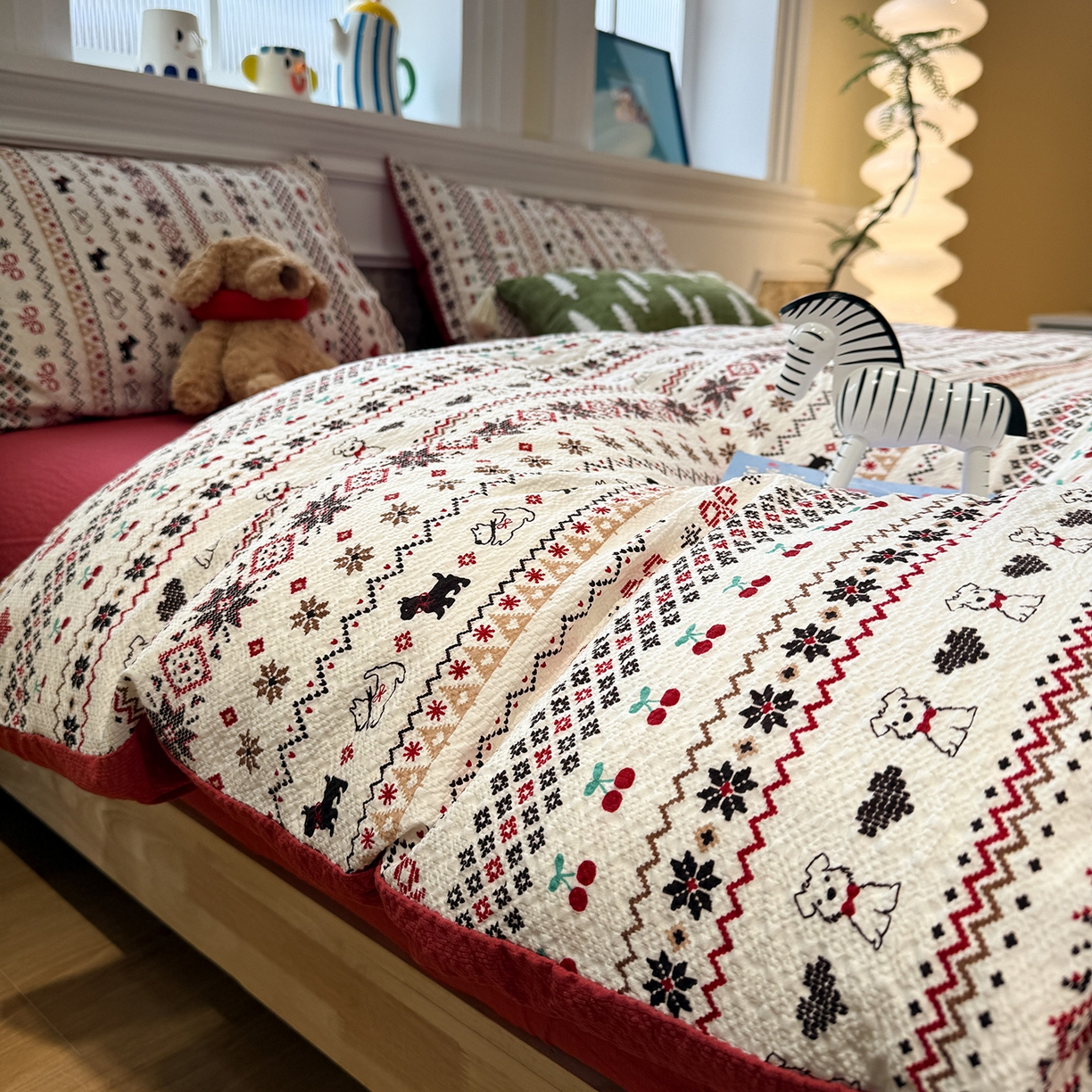 91家纺网 家纺一手货源 找家纺 盼季家纺 2026新款简单款105g泡芙棉印花四件套-费尔岛 费尔岛系列-酱子狗