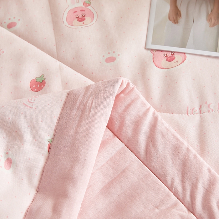 91家纺网 家纺一手货源 找家纺 铺尚美家纺 2026新款全棉双层纱夏被被子被芯 草莓熊