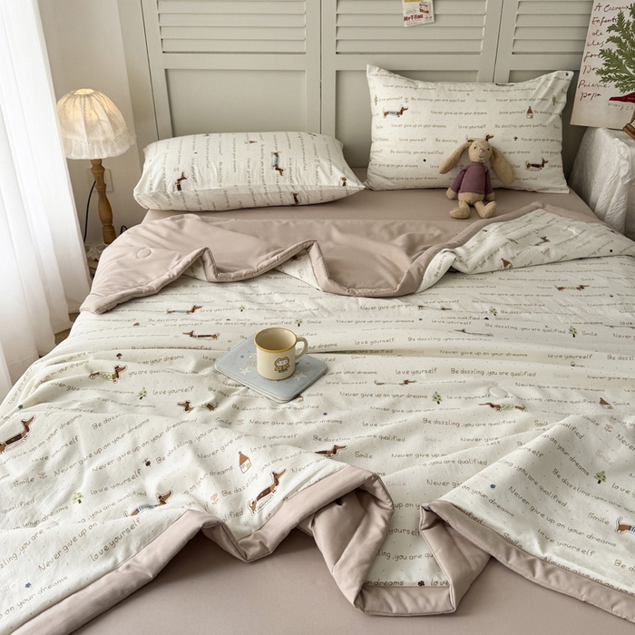 91家纺网 家纺一手货源 找家纺 盛凡家纺 2026新款小清新抗菌夏被夏凉被空调被被子被芯夏被四件套 腊肠狗狗