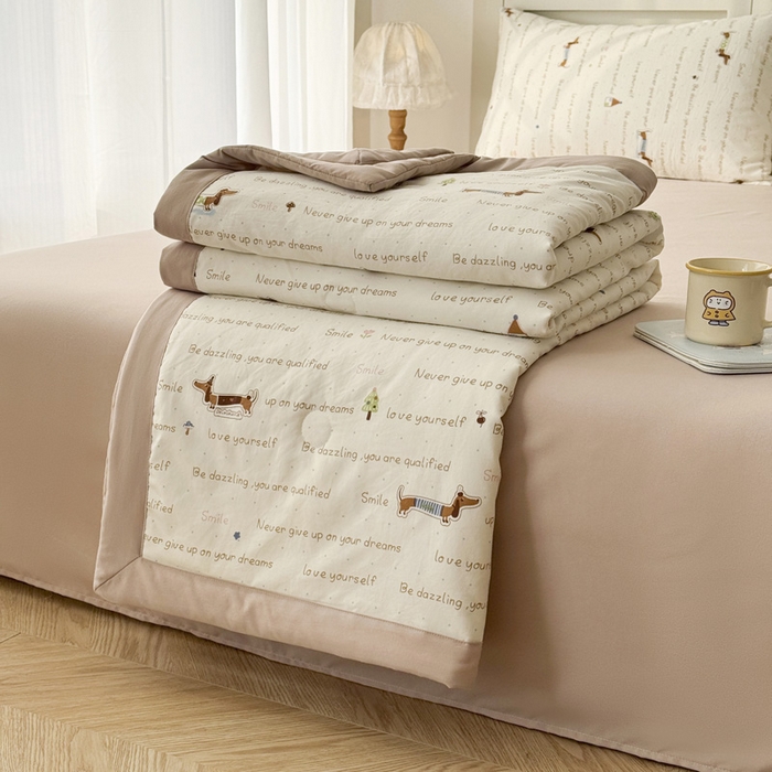 91家纺网 家纺一手货源 找家纺 盛凡家纺 2026新款小清新抗菌夏被夏凉被空调被被子被芯夏被四件套 腊肠狗狗