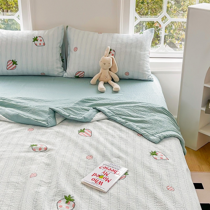 91家纺网 家纺一手货源 找家纺 默忆 2026新款A类泡泡棉夏被泡芙棉印花夏被四件套空调被夏凉被 条纹草莓