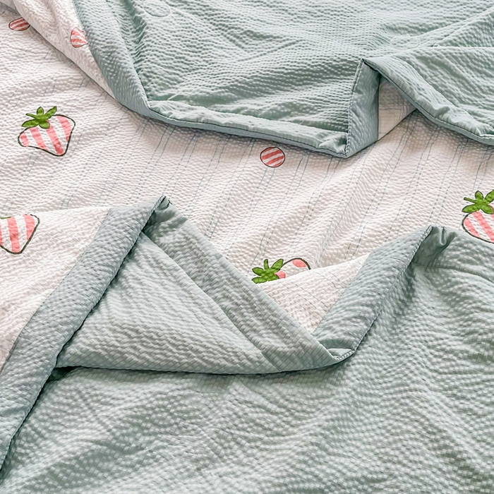 91家纺网 家纺一手货源 找家纺 默忆 2026新款A类泡泡棉夏被泡芙棉印花夏被四件套空调被夏凉被 条纹草莓