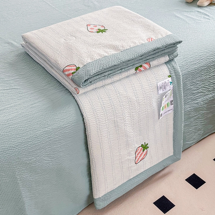 91家纺网 家纺一手货源 找家纺 默忆 2026新款A类泡泡棉夏被泡芙棉印花夏被四件套空调被夏凉被 条纹草莓