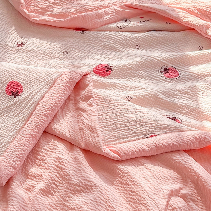 91家纺网 家纺一手货源 找家纺 默忆 2026新款A类泡泡棉夏被泡芙棉印花夏被四件套空调被夏凉被 甜蜜莓莓