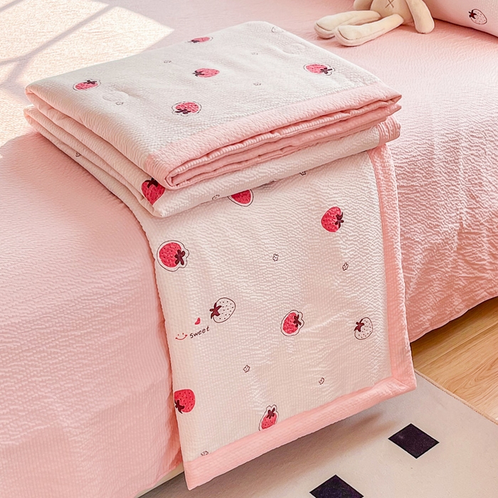 91家纺网 家纺一手货源 找家纺 默忆 2026新款A类泡泡棉夏被泡芙棉印花夏被四件套空调被夏凉被 甜蜜莓莓