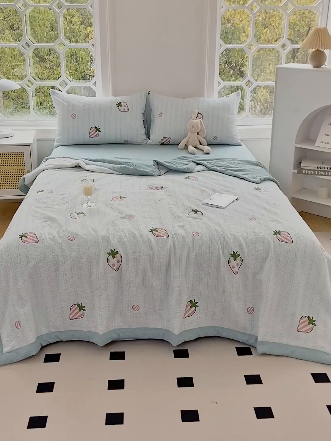 91家纺网 家纺一手货源 找家纺 默忆 2026新款A类泡泡棉夏被泡芙棉印花夏被四件套空调被夏凉被 条纹草莓