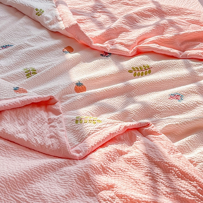 91家纺网 家纺一手货源 找家纺 默忆 2026新款A类泡泡棉夏被泡芙棉印花夏被四件套空调被夏凉被 夏日草莓