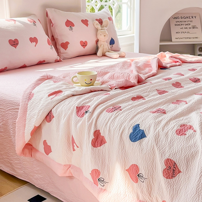 91家纺网 家纺一手货源 找家纺 默忆 2026新款A类泡泡棉夏被泡芙棉印花夏被四件套空调被夏凉被 甜蜜爱心