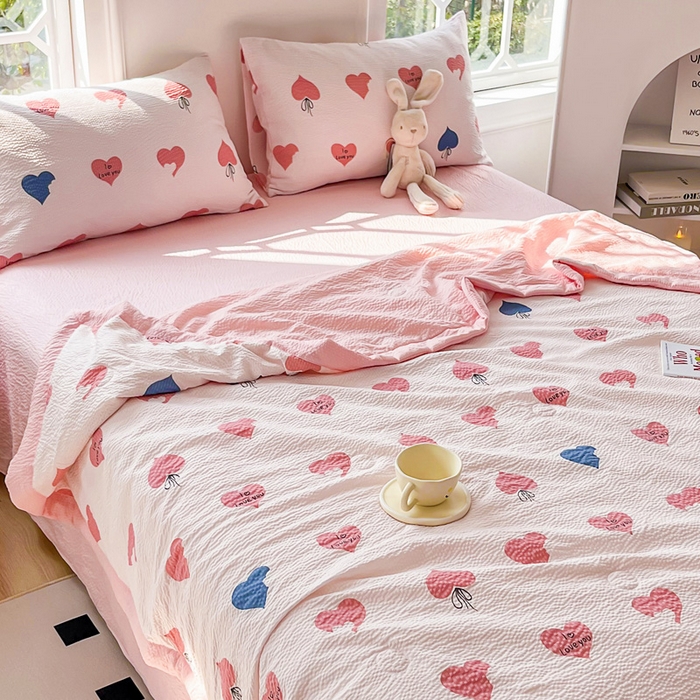 91家纺网 家纺一手货源 找家纺 默忆 2026新款A类泡泡棉夏被泡芙棉印花夏被四件套空调被夏凉被 甜蜜爱心