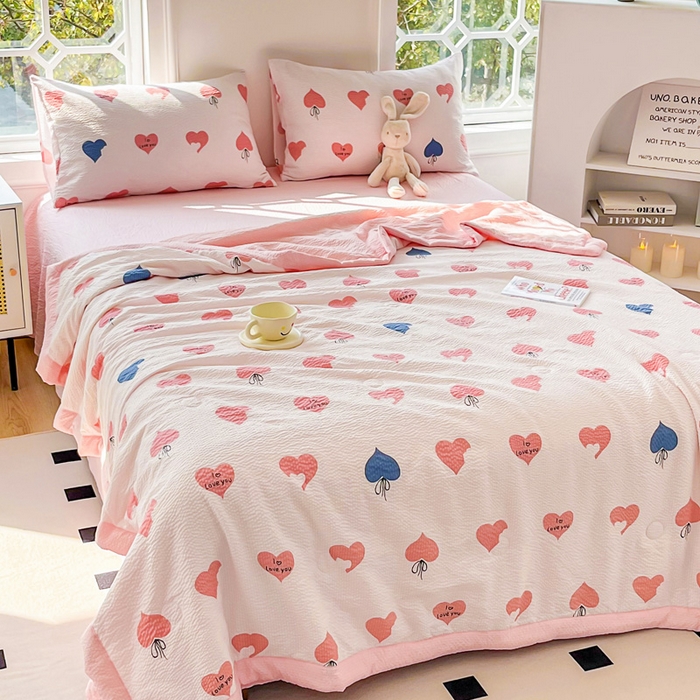 91家纺网 家纺一手货源 找家纺 默忆 2026新款A类泡泡棉夏被泡芙棉印花夏被四件套空调被夏凉被 甜蜜爱心