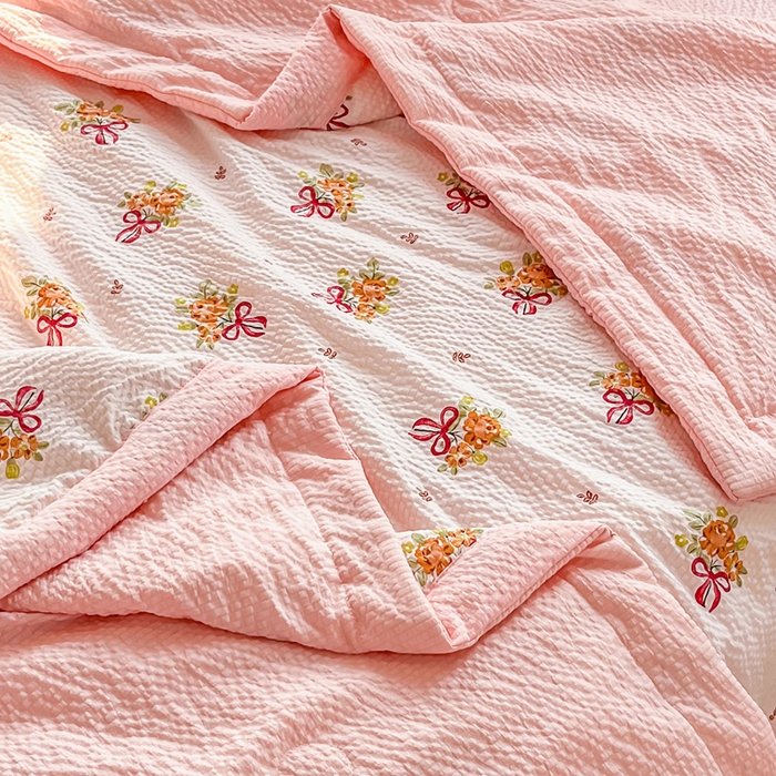 91家纺网 家纺一手货源 找家纺 默忆 2026新款A类泡泡棉夏被泡芙棉印花夏被四件套空调被夏凉被 手捧花粉