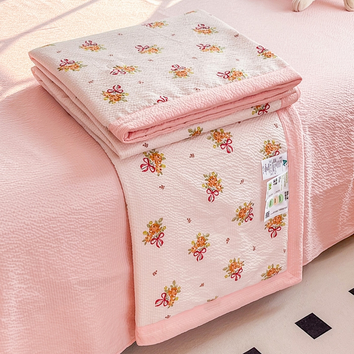 91家纺网 家纺一手货源 找家纺 默忆 2026新款A类泡泡棉夏被泡芙棉印花夏被四件套空调被夏凉被 手捧花粉