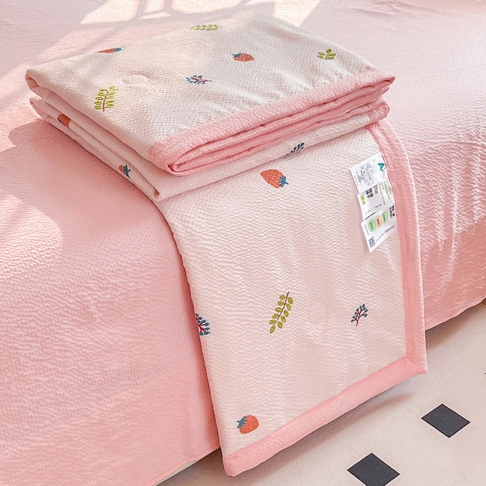 91家纺网 家纺一手货源 找家纺 默忆 2026新款A类泡泡棉夏被泡芙棉印花夏被四件套空调被夏凉被 夏日草莓