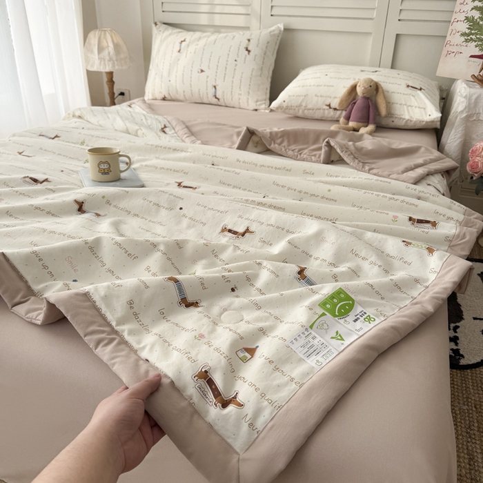 91家纺网 家纺一手货源 找家纺 盛凡家纺 2026新款小清新抗菌夏被夏凉被空调被被子被芯夏被四件套 腊肠狗狗