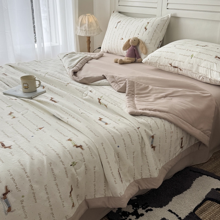 91家纺网 家纺一手货源 找家纺 盛凡家纺 2026新款小清新抗菌夏被夏凉被空调被被子被芯夏被四件套 腊肠狗狗