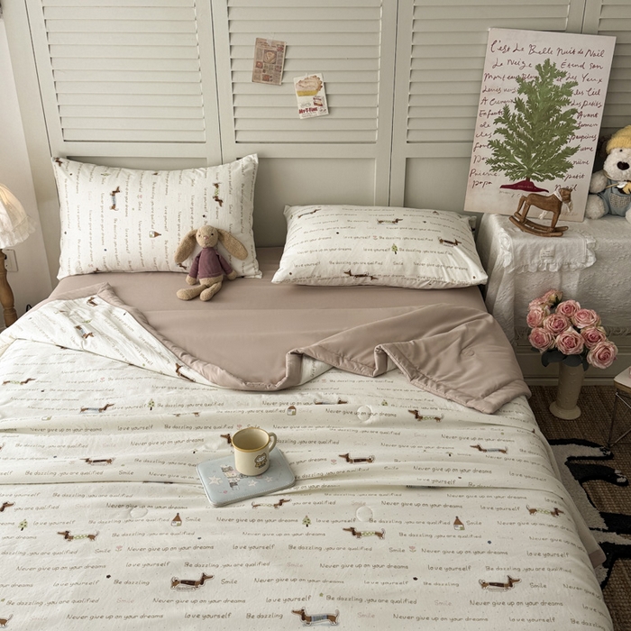 91家纺网 家纺一手货源 找家纺 盛凡家纺 2026新款小清新抗菌夏被夏凉被空调被被子被芯夏被四件套 腊肠狗狗