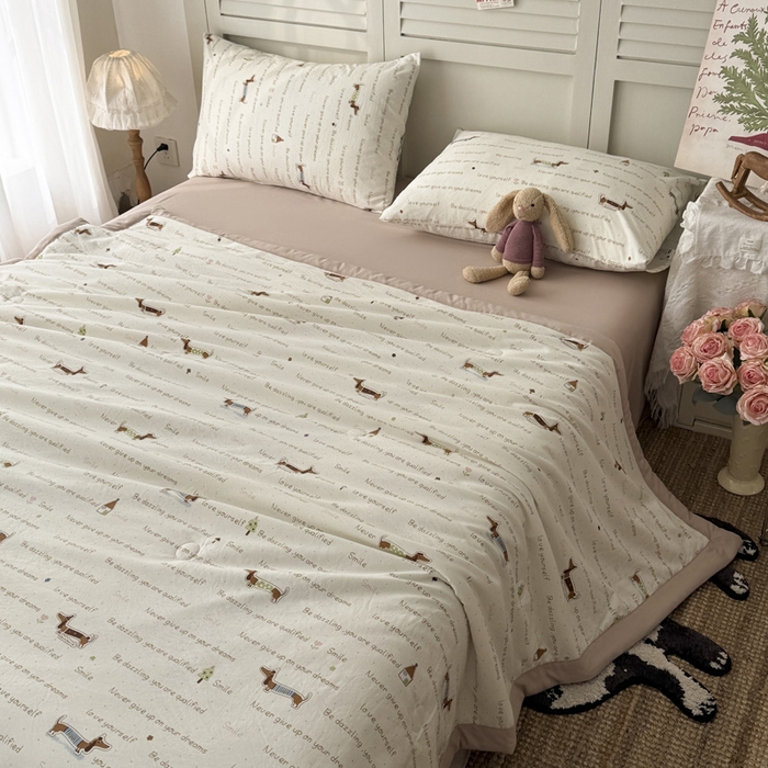 91家纺网 家纺一手货源 找家纺 盛凡家纺 2026新款小清新抗菌夏被夏凉被空调被被子被芯夏被四件套 腊肠狗狗