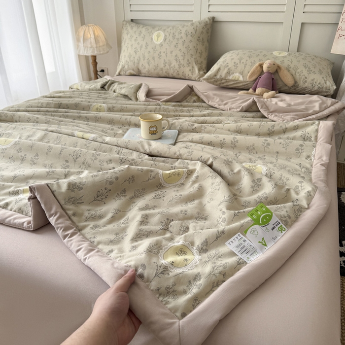 91家纺网 家纺一手货源 找家纺 盛凡家纺 2026新款小清新抗菌夏被夏凉被空调被被子被芯夏被四件套 林间花漾