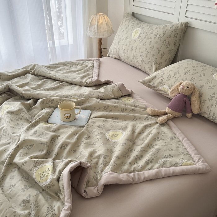 91家纺网 家纺一手货源 找家纺 盛凡家纺 2026新款小清新抗菌夏被夏凉被空调被被子被芯夏被四件套 林间花漾