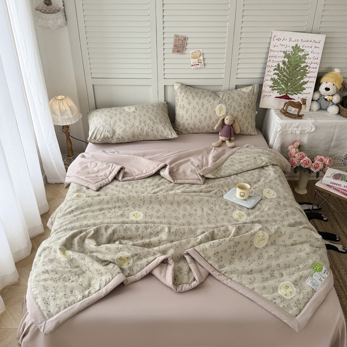 91家纺网 家纺一手货源 找家纺 盛凡家纺 2026新款小清新抗菌夏被夏凉被空调被被子被芯夏被四件套 林间花漾