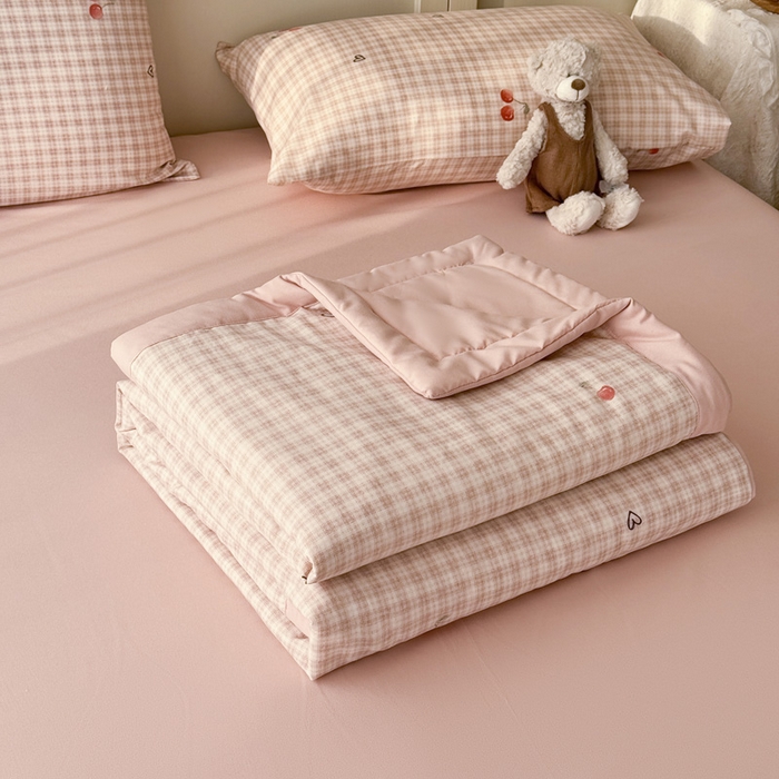 91家纺网 家纺一手货源 找家纺 盛凡家纺 2026新款小清新抗菌夏被夏凉被空调被被子被芯夏被四件套 奶油樱桃