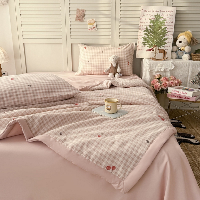 91家纺网 家纺一手货源 找家纺 盛凡家纺 2026新款小清新抗菌夏被夏凉被空调被被子被芯夏被四件套 奶油樱桃