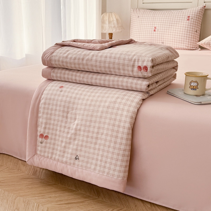 91家纺网 家纺一手货源 找家纺 盛凡家纺 2026新款小清新抗菌夏被夏凉被空调被被子被芯夏被四件套 奶油樱桃