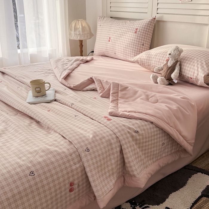 91家纺网 家纺一手货源 找家纺 盛凡家纺 2026新款小清新抗菌夏被夏凉被空调被被子被芯夏被四件套 奶油樱桃