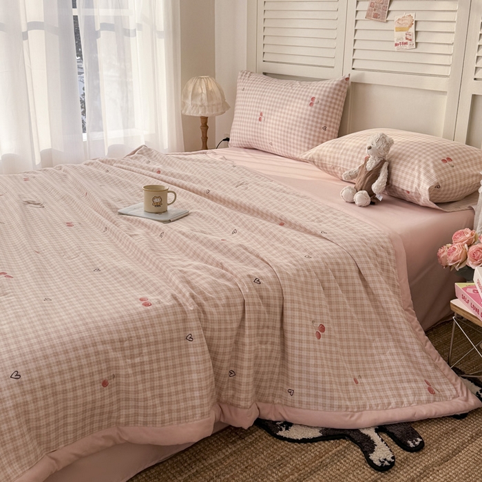 91家纺网 家纺一手货源 找家纺 盛凡家纺 2026新款小清新抗菌夏被夏凉被空调被被子被芯夏被四件套 奶油樱桃